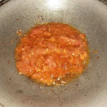 Panaskan kembali minyak belas menggoreng cabe bawang tadi, masukkan sambal uleg kemudian tumis sampai warnanya terlihat lebih tua.