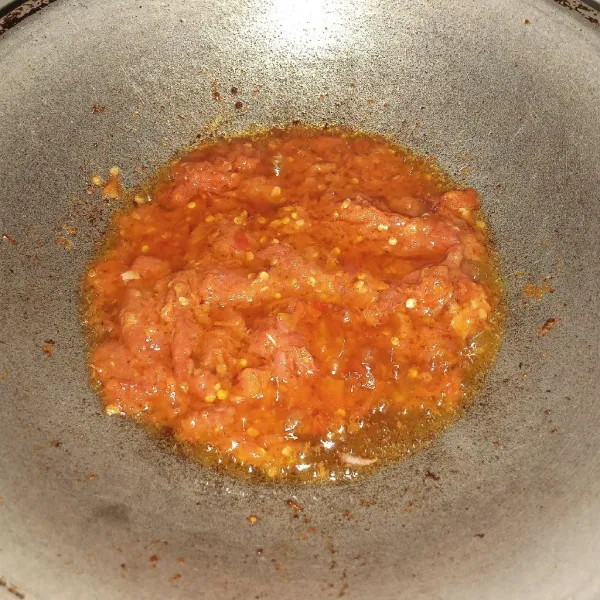 Panaskan kembali minyak belas menggoreng cabe bawang tadi, masukkan sambal uleg kemudian tumis sampai warnanya terlihat lebih tua.