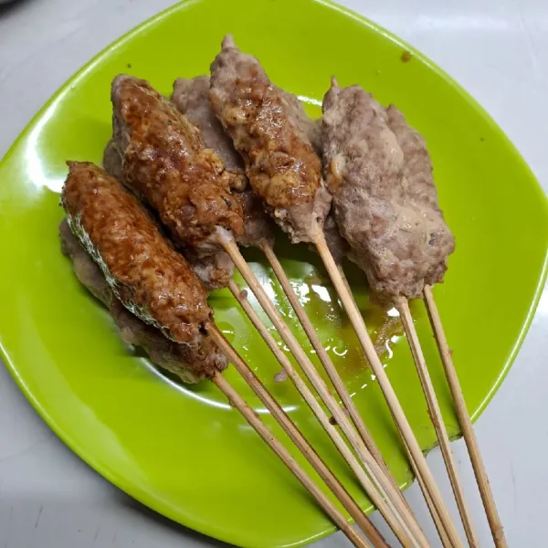Oles sate dengan bumbu oles sampai rata.