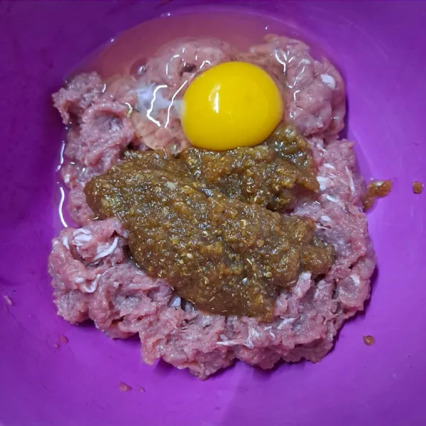 Campur daging giling, telur, bumbu uleg, kaldu jamur, garam dan kecap manis. Aduk sampai tercampur rata, koreksi rasa sesuai selera.