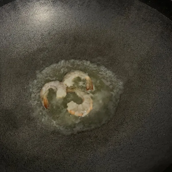 Tumis udang dengan minyak goreng