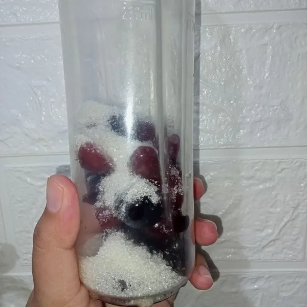 Tambahkan gula, masukkan ke dalam blender.