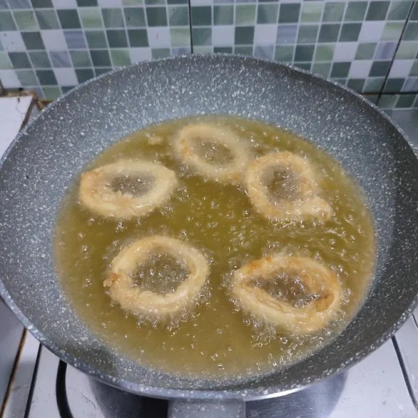 Lalu langsung goreng dalam minyak panas dengan api kecil saja hingga garing lalu tiriskan.
