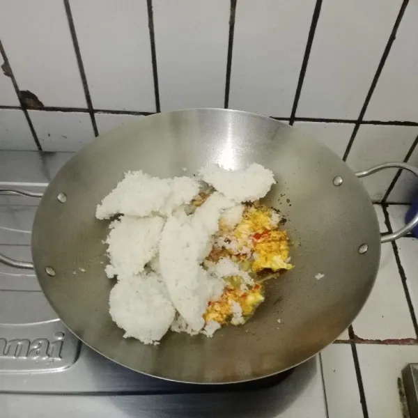 Masukkan nasi. Aduk hingga tercampur rata