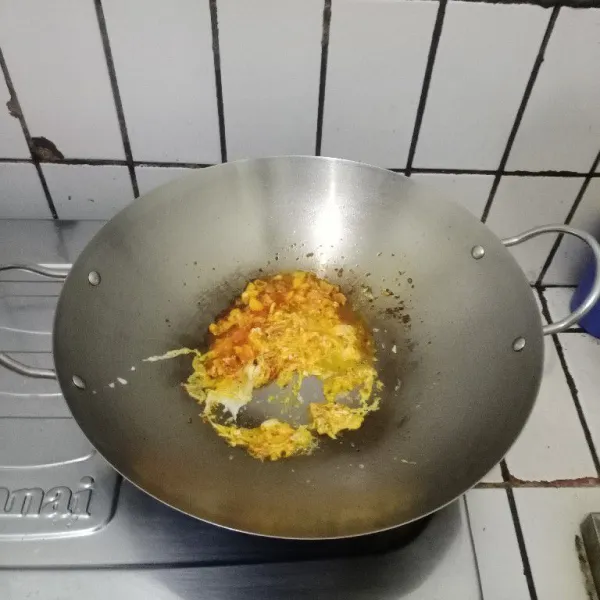 Masukkan telur. Orak arik hingga matang