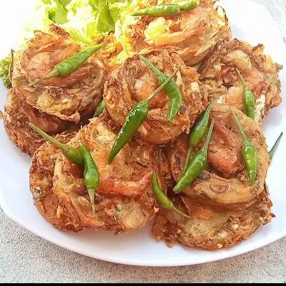 Bakwan udang bulat siap di sajikan dengan cabai rawit hijau