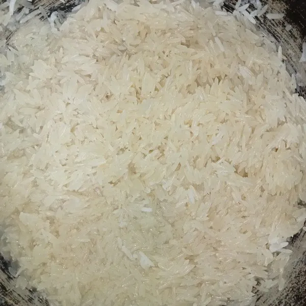 Rendam beras basmatis selama 20 menit kemudian buang air rendamannya dan sisihkan