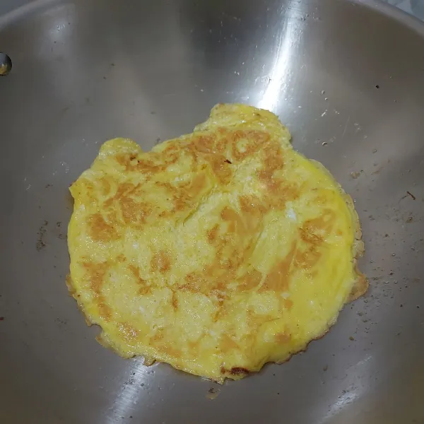 Goreng telur dadar dalam minyak panas, balikan ke sisi satunya. Angkat.