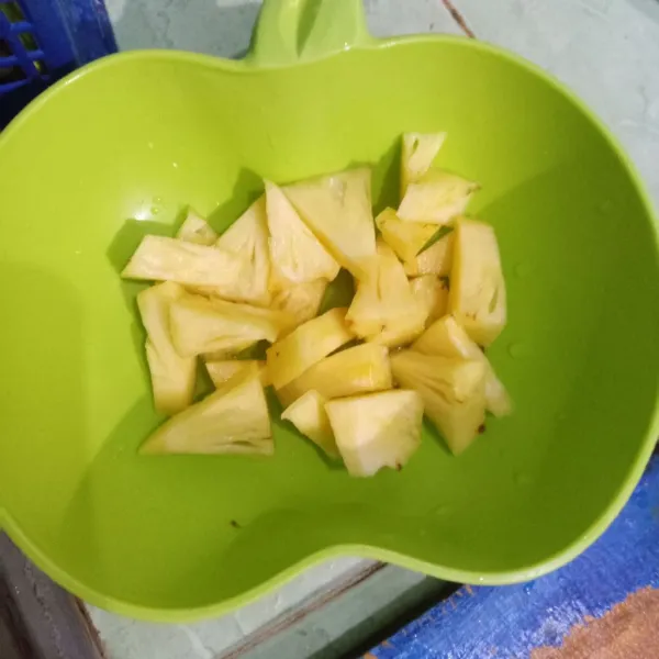 Potong-potong nanas, cuci bersih.