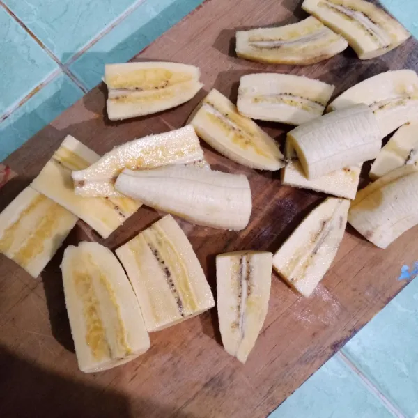 Kupas pisang, potong sesuai selera