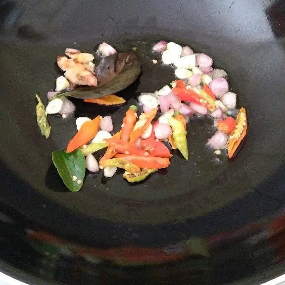 Tumis bumbu iris, daun salam, daun jeruk, lengkuas hingga layu.