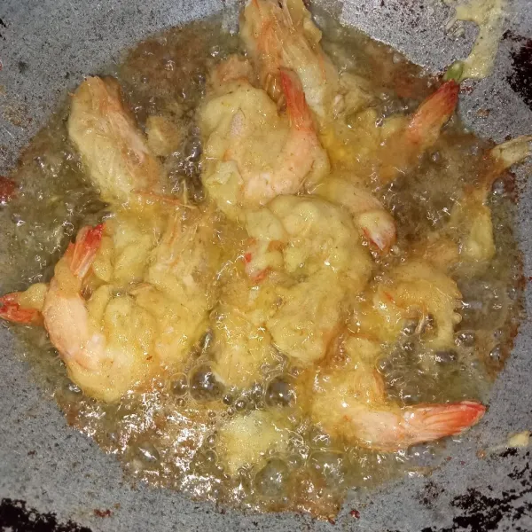 Panaskan minyak lalu masukkan udang, goreng udang hingga kuning keemasan angkat dan tiriskan