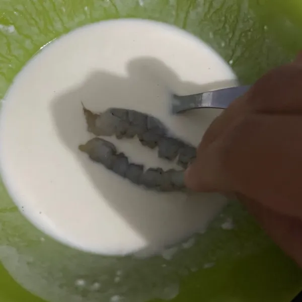 Siapkan tepung basah celupkan udang