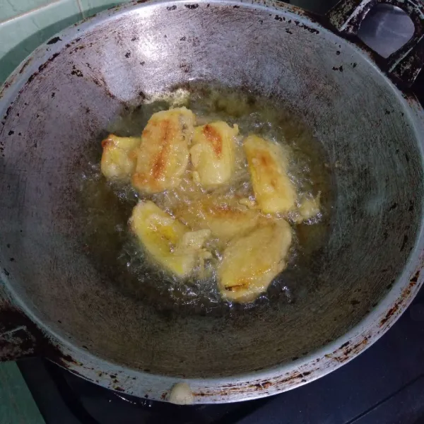 Goreng pisang dengan api sedang hingga matang
