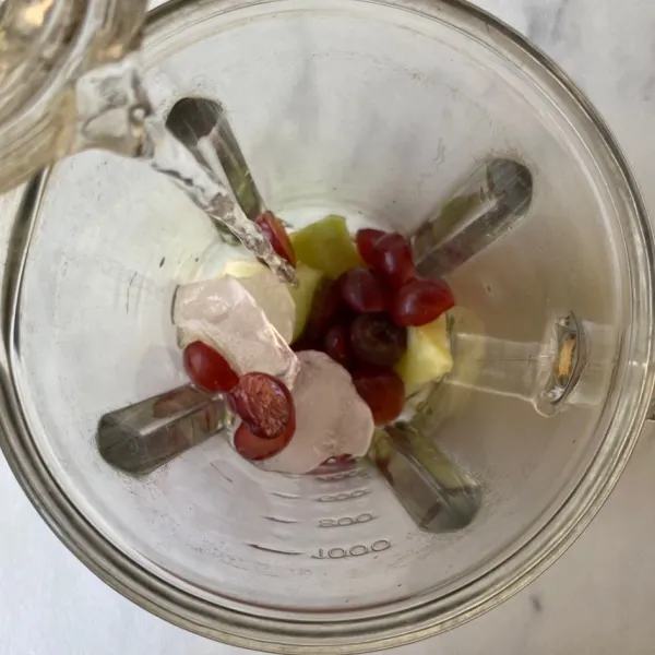Tambahkan air ke dalam blender.