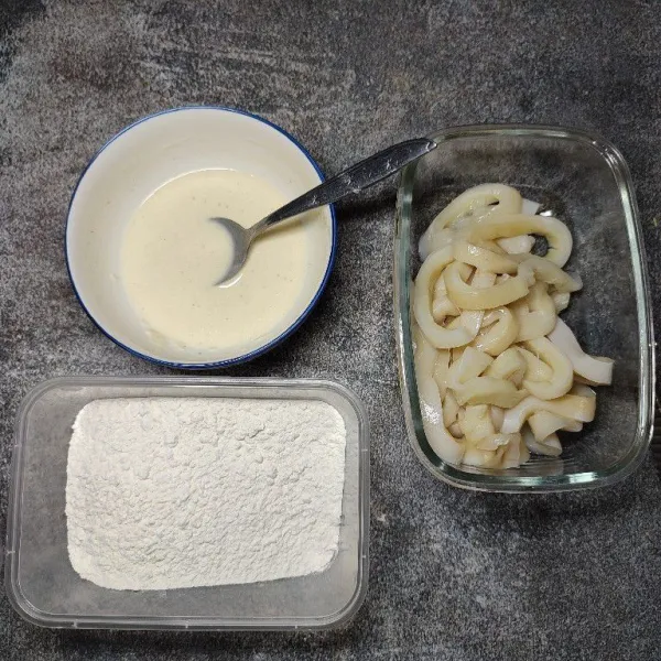 Dalam wadah bertutup masukkan semua bahan  kering, aduk rata. Ambil 2 sdm bahan tepung larutkan dengan sedikit air hingga mendapatkan konsistensi kental.
