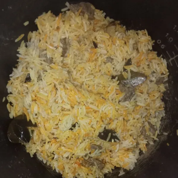 Setelah nasi matang tambahkan air rendaman saffron lalu tutup dan masak kembali selama 5menit, nasi siap disajikan. Yummy