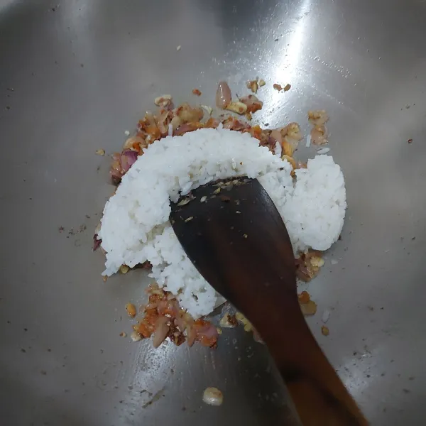Tuangkan nasi kemudian aduk-aduk hingga tercampur merata.