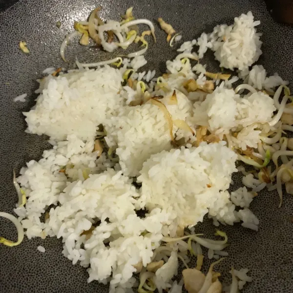 Masukkan toge dan nasi