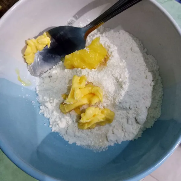 Campur di wadah tepung terigu, gula pasir, butter dan margarin