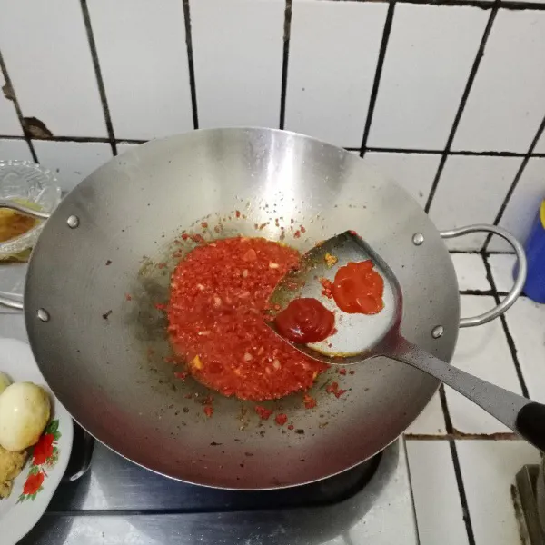 Tambahkan saus tomat, saus sambal, & air. Aduk rata