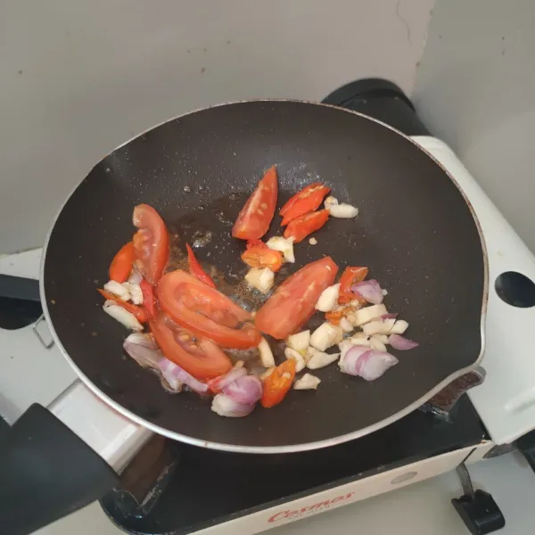 Tumis bumbu iris di sisa minyak tumisan udang.