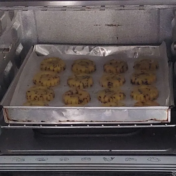 Panaskan oven. Masukan loyang, panggang suhu 140 derajat hingga matang. Selama 20 - 30 menit. Sesuaikan oven masing-masing. Angkat dan tunggu dingin.