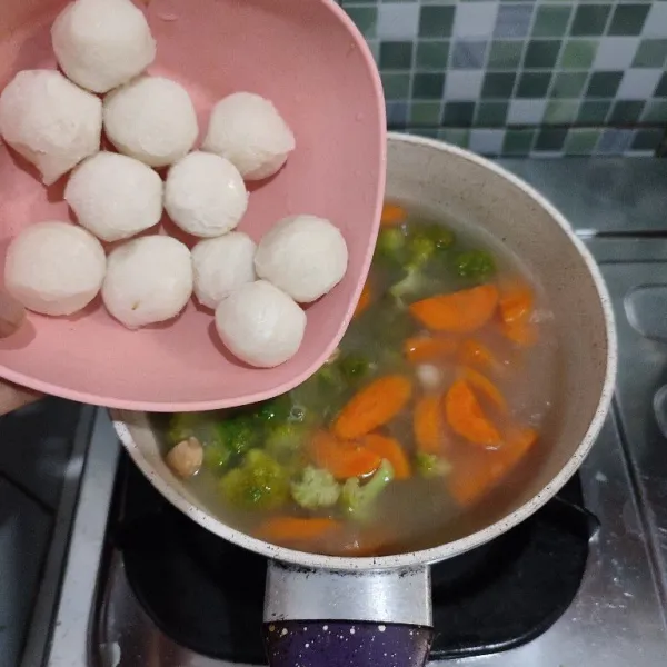 Setelah itu masukkan bakso ikan. Aduk rata.
