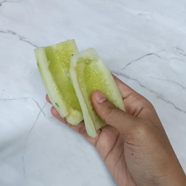 Siapkan timun. Buang bagian tengahnya. Serut.