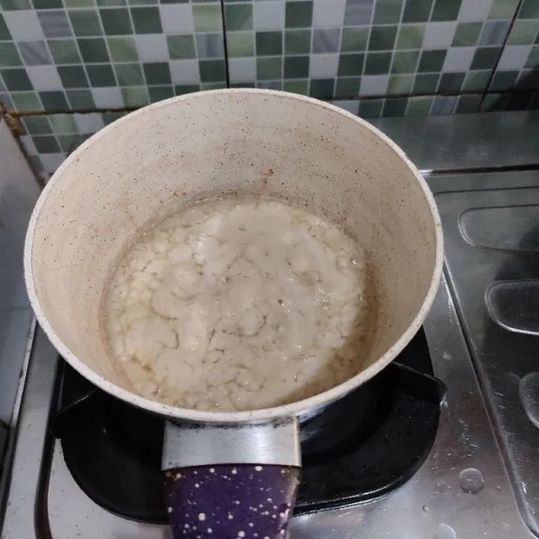 Tumis bumbu halus hingga wangi dan berubah warna.