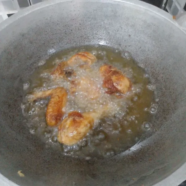 Kemudian goreng ayam hingga matang sempurna dan siap disajikan