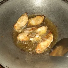 Panaskan minyak, goreng ikan sebentar saja, angkat sisihkan.