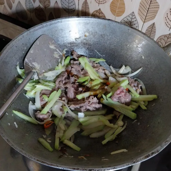 Beri saus teriyaki, kecap asin, sambal tabur dan garam. Aduk rata. Beri air.