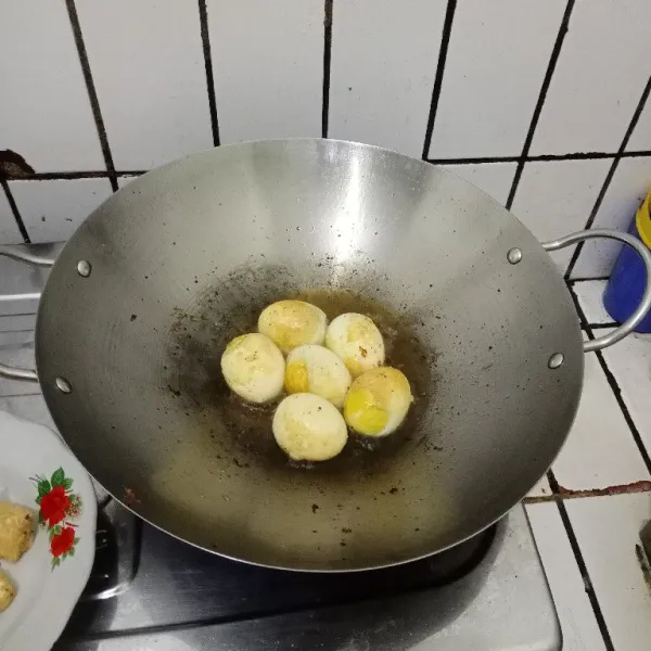 Rebus telur, lalu goreng sebentar hingg berkulit. Sisihkan