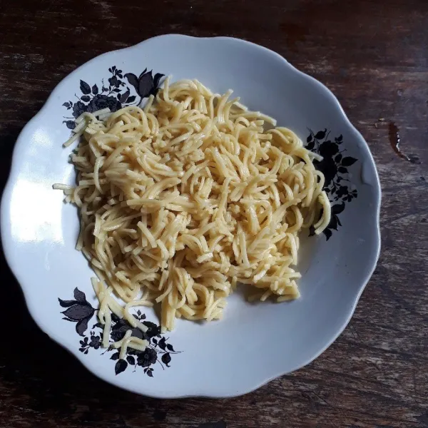 Rebus mie dalam air mendidih selama 3 menit, tiriskan, potong - potong dengan gunting.