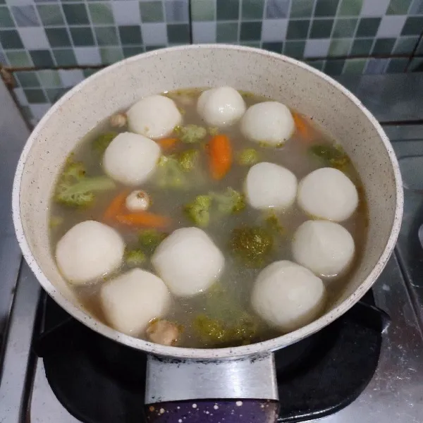 Masak hingga semua bahan empuk. Koreksi rasanya. Lalu matikan api.