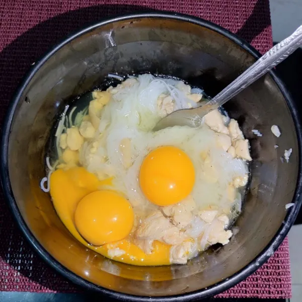 Kemudian masukkan telur aduk sampai rata