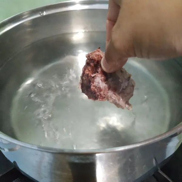 Didihkan air lalu rebus tulang sapi selama 15 menit dengan api besar. Buang air rebusan pertama. Rebus kembali dengan air rebusan kedua selama 15 menit. Sisihkan.