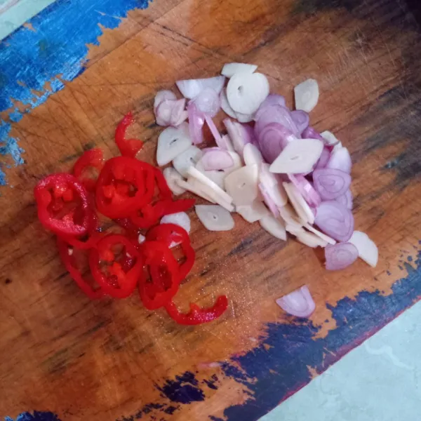 Iris bawang merah, bawang putih, dan cabai merah besar.