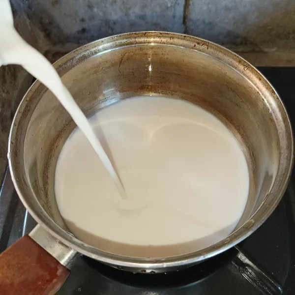 Tuang susu cair dipanci dan nyalakan kompor.