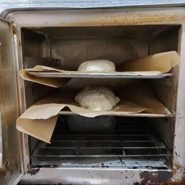 Masukan adonan ke dalam oven dan panggang menggunakan suhu 200°C selama 20 menit. Kemudian, keluarkan loyang yang berisi air dan panggang kembali roti selama 15-20 menit dan angkat.