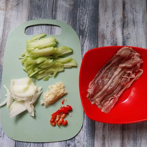 Kupas labu siam, dan iris tipis panjang. Iris-iris bombay dan cabe. Cincang bawang bawang putih, atau bisa diparut.