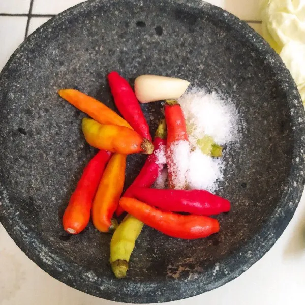 Siapkan bahan sambel korek