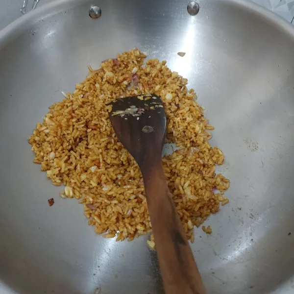 Aduk nasi goreng hingga bumbu tercampur merata dan angkat.