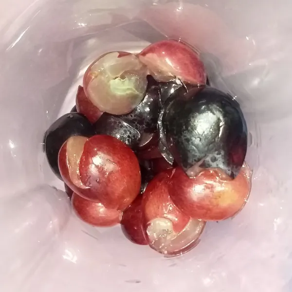 Masukkan anggur ke dalam blender.