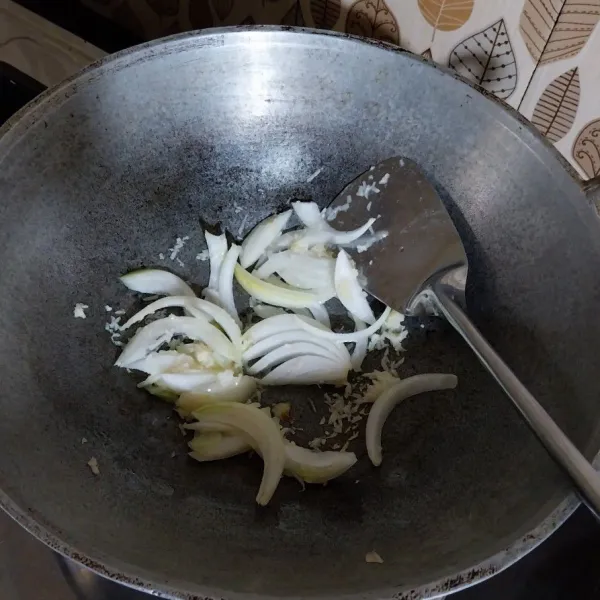 Tumis bawang bombay  dan bawang putih hingga layu.