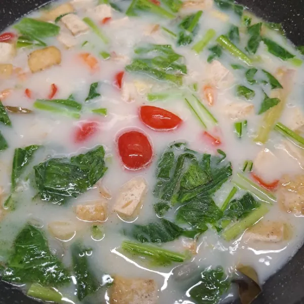 Masukkan tomat, masak sebentar saja asal layu. Angkat dan sajikan.