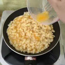 Tambahkan telur ayam kocok.