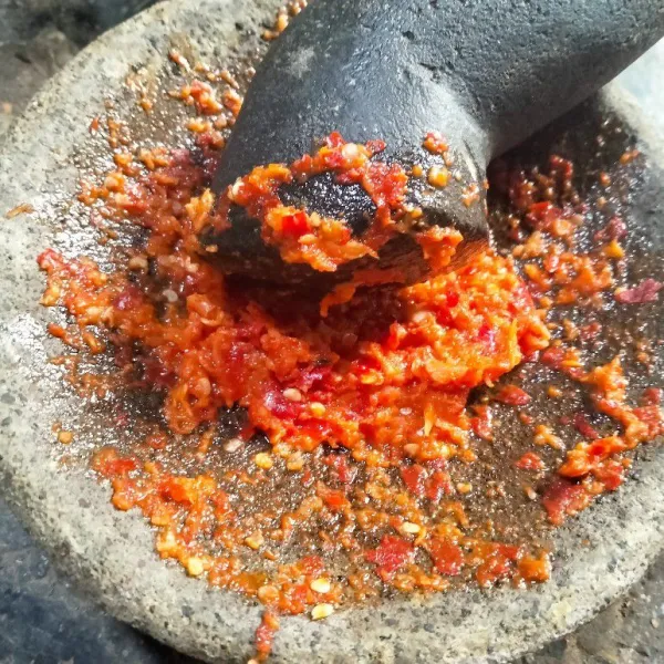 Haluskan bawang putih, kencur, garam dan cabai hingga halus
