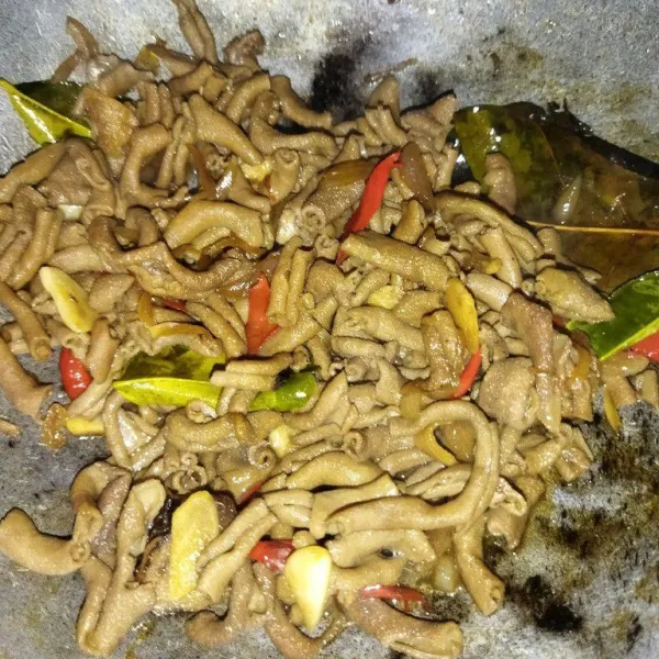 Masak hingga airnya menyusut dan bumbunya meresap, angkat lalu sajikan.